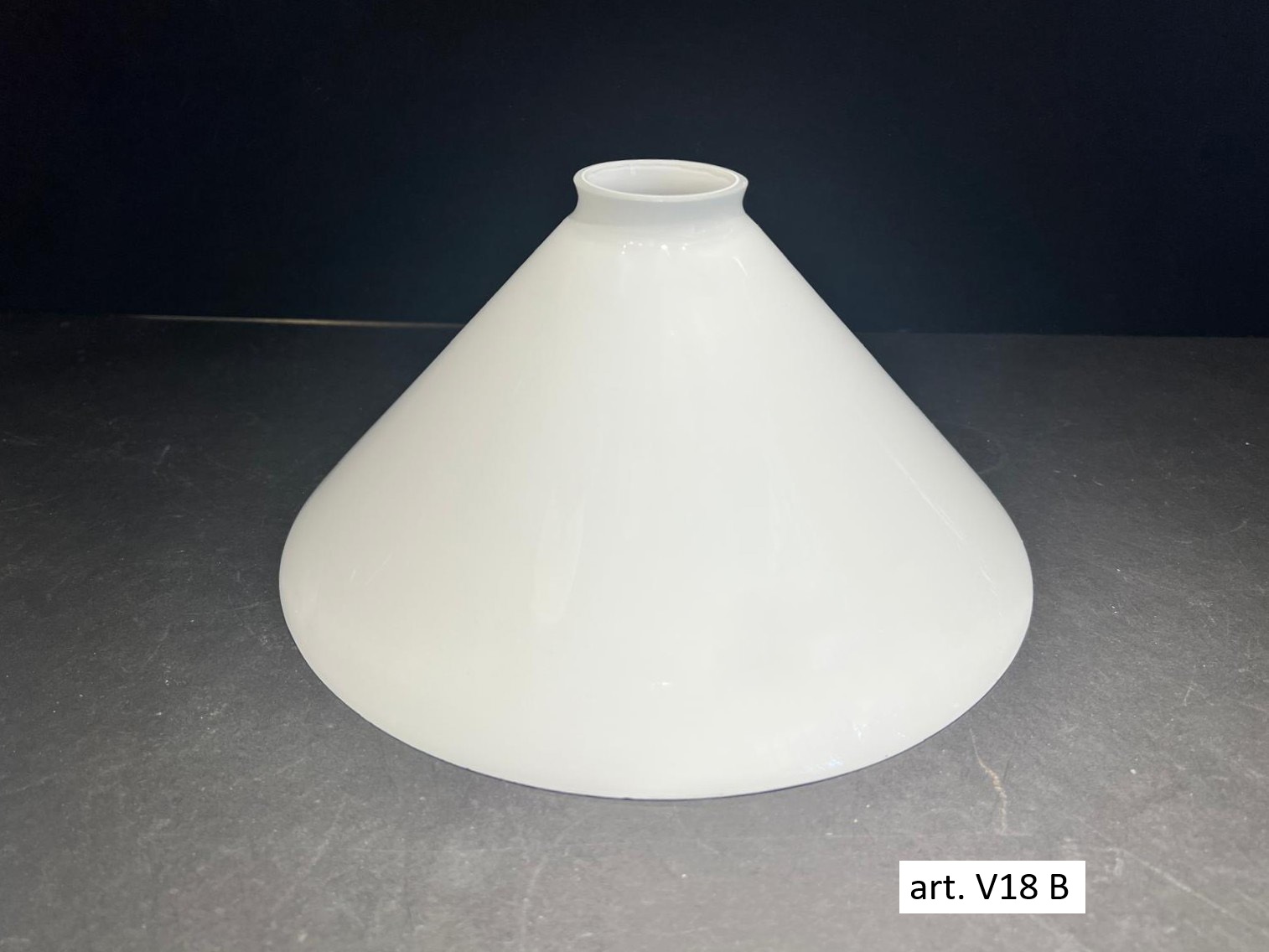 Vetro di ricambio cono bianco latte . diam. 25 art. V18 B